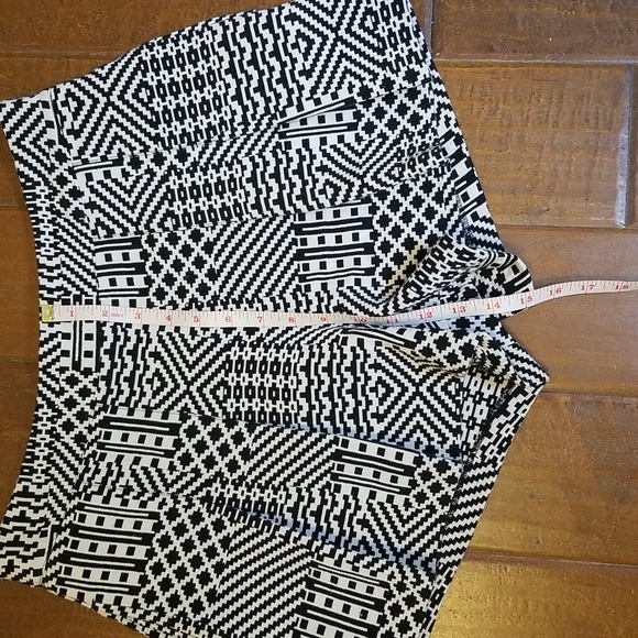 Jessica Simpson Womens Black White Printed Shorts - Picture 4 of 13